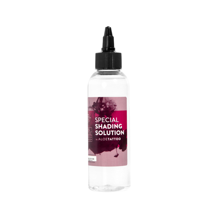 Bouteille en plastique transparent de 150 ml avec bouchon tournant noir et étiquette marron indiquant "Solution d'ombrage spcial Aloe Tattoo". Le liquide contenu dans le flacon est utilisé pour l'ombrage des tatouages.