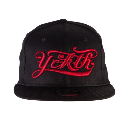 Gorra Ajustable Negra Luxury Hustle Wear 9FIFTY «YCKTH» con Logotipo en Rojo