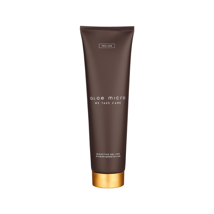Le Gel Aloe Micro Bioactive 250 ml se présente dans un tube brun avec un bouchon doré portant l’inscription « WE TAKE CARE ». Conçu comme gel bioactif pour le microneedling, son emballage minimaliste se tient droit sur fond blanc.