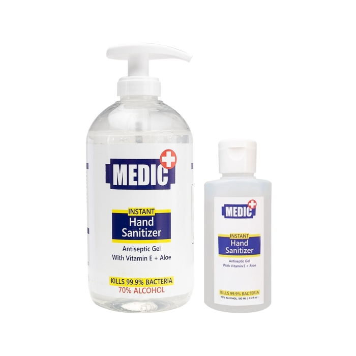 Deux flacons transparents de gel antiseptique pour les mains Medic Instant 70 % alcool : un grand flacon à pompe et un petit flacon à bouchon à clapet, tous deux étiquetés comme gel antiseptique avec vitamine E, aloe vera et 70 % d'alcool.