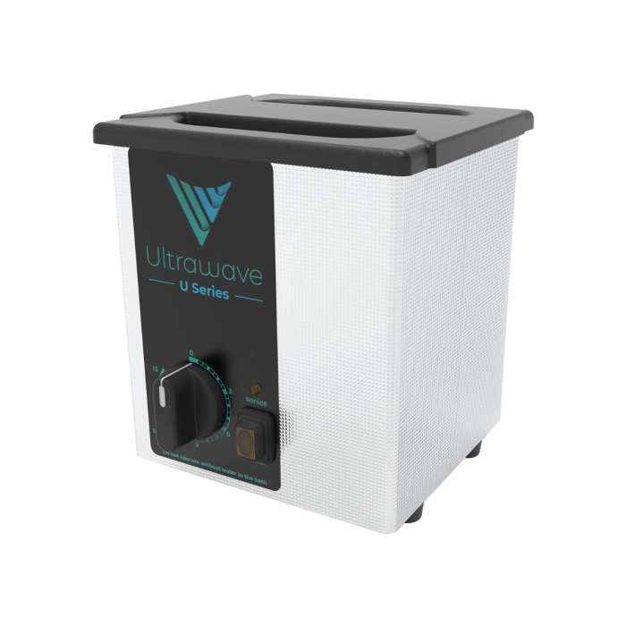 Le Nettoyeur à ultrasons Ultrawave 1.5L Chauffant - U100H présente un design compact noir et argenté avec un cadran de contrôle et un interrupteur d'alimentation en façade, sur fond blanc.
