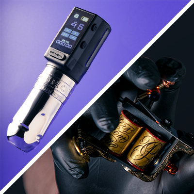 Una imagen dividida que muestra una máquina de tatuar rotativa sobre un fondo morado y un componente de una máquina de bobina sostenido por una persona que lleva guantes de látex negros.