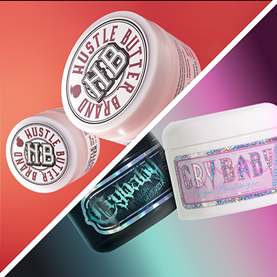 Primer plano de Hustle Butter Deluxe y los productos para el cuidado posterior del tatuaje de Crybaby / Gothbaby