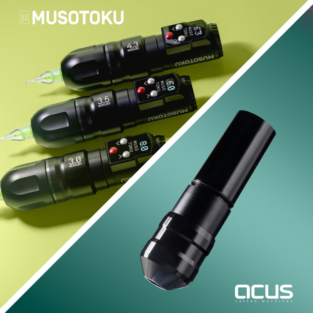 La máquina de tatuaje Musotoku Mercury M-1 con un fondo verde y la máquina de tatuaje ACUS M2 con un fondo verde azulado (teal).