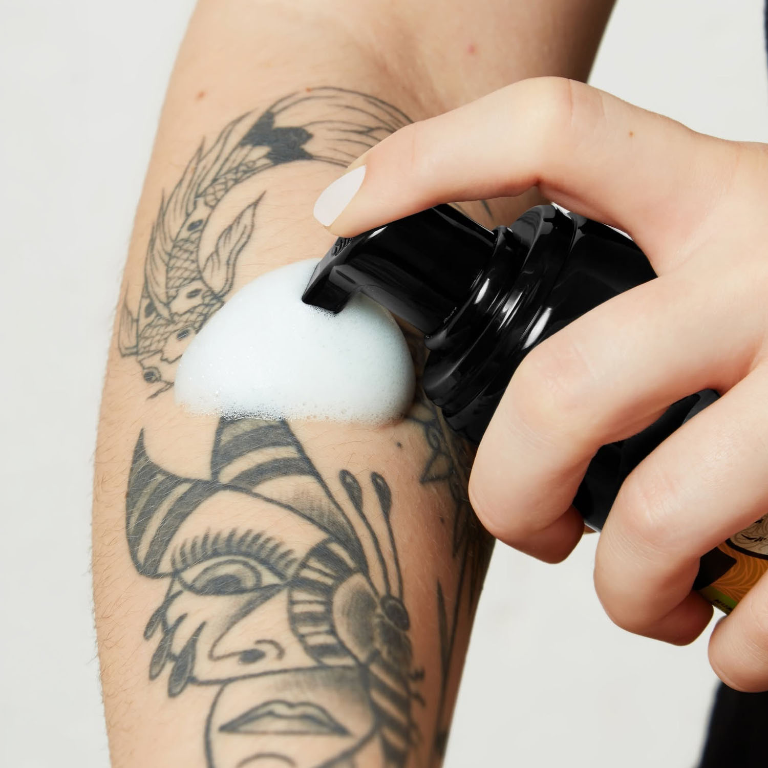 Biotat Snow Foam utilizado sobre un brazo tatuado