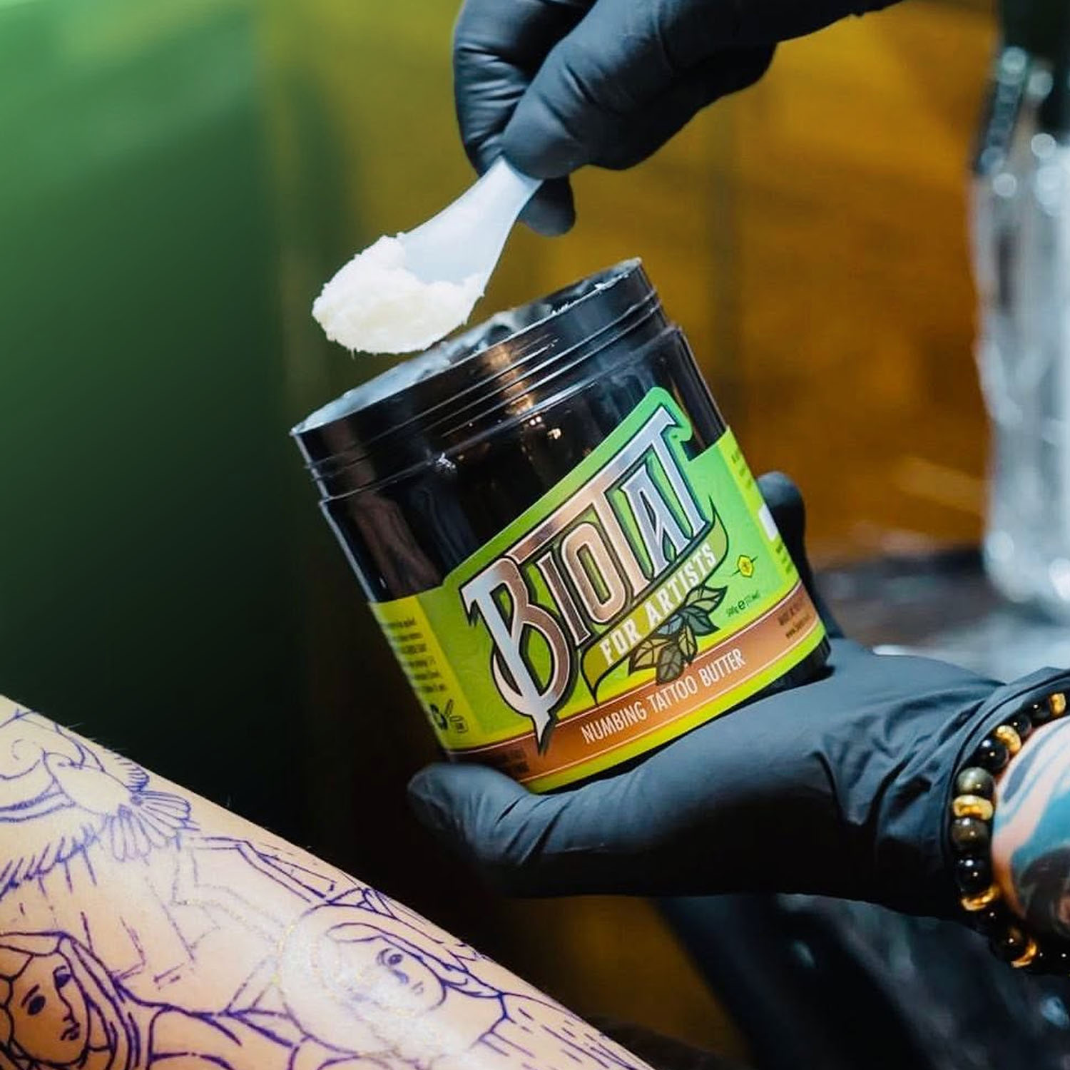 Una porción de Biotat Numbing Tattoo Butter aplicada por un tatuador