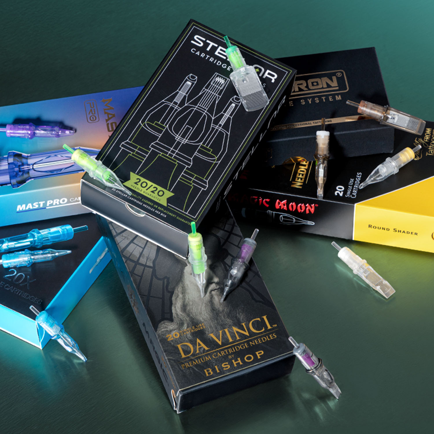 Cajas de cartuchos Peak Stellar, Dragonhawk Mast Pro, Kwadron, Magic Moon y Bishop Da Vinci apiladas unas sobre otras