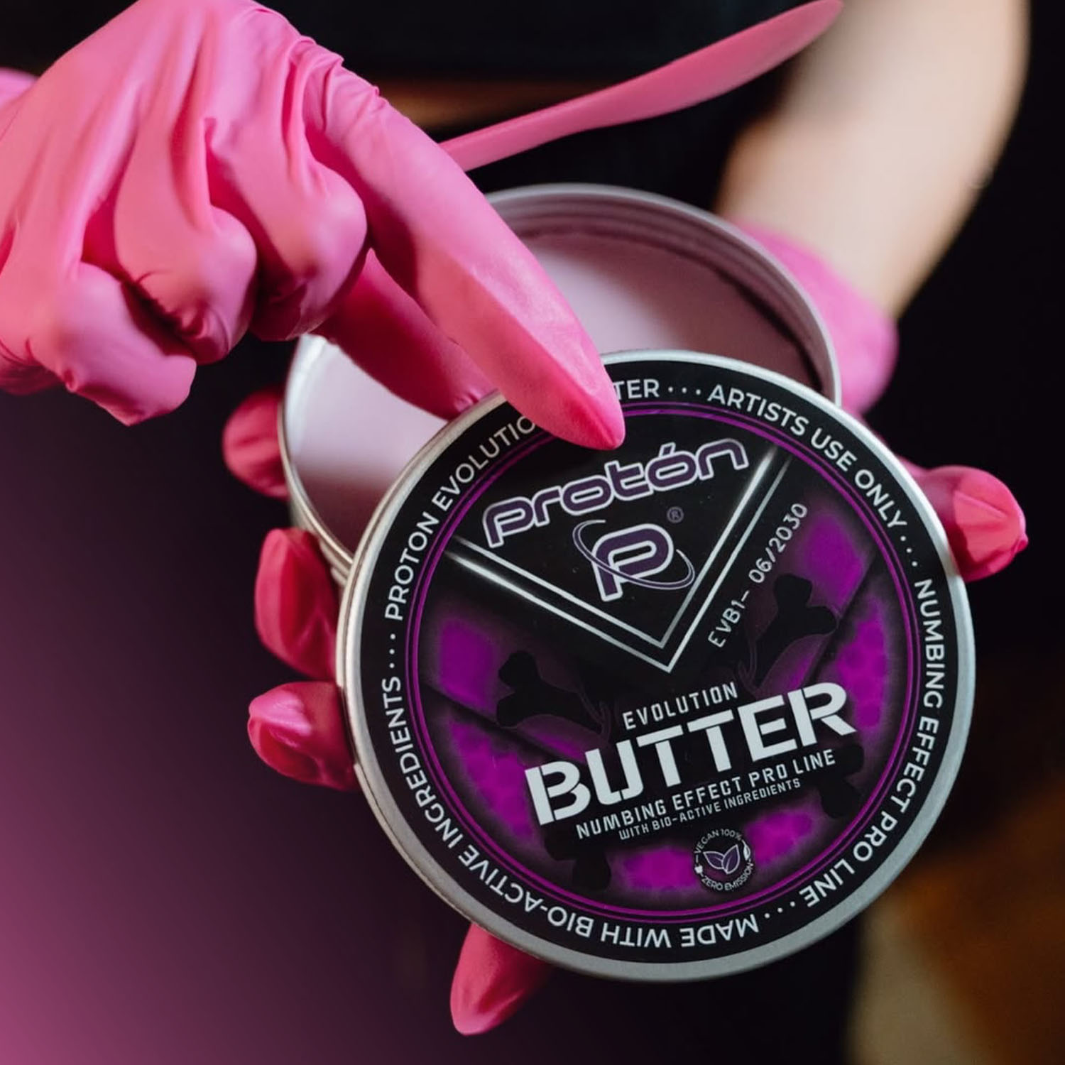 Primer plano de un tarro de Proton Numbing Butter
